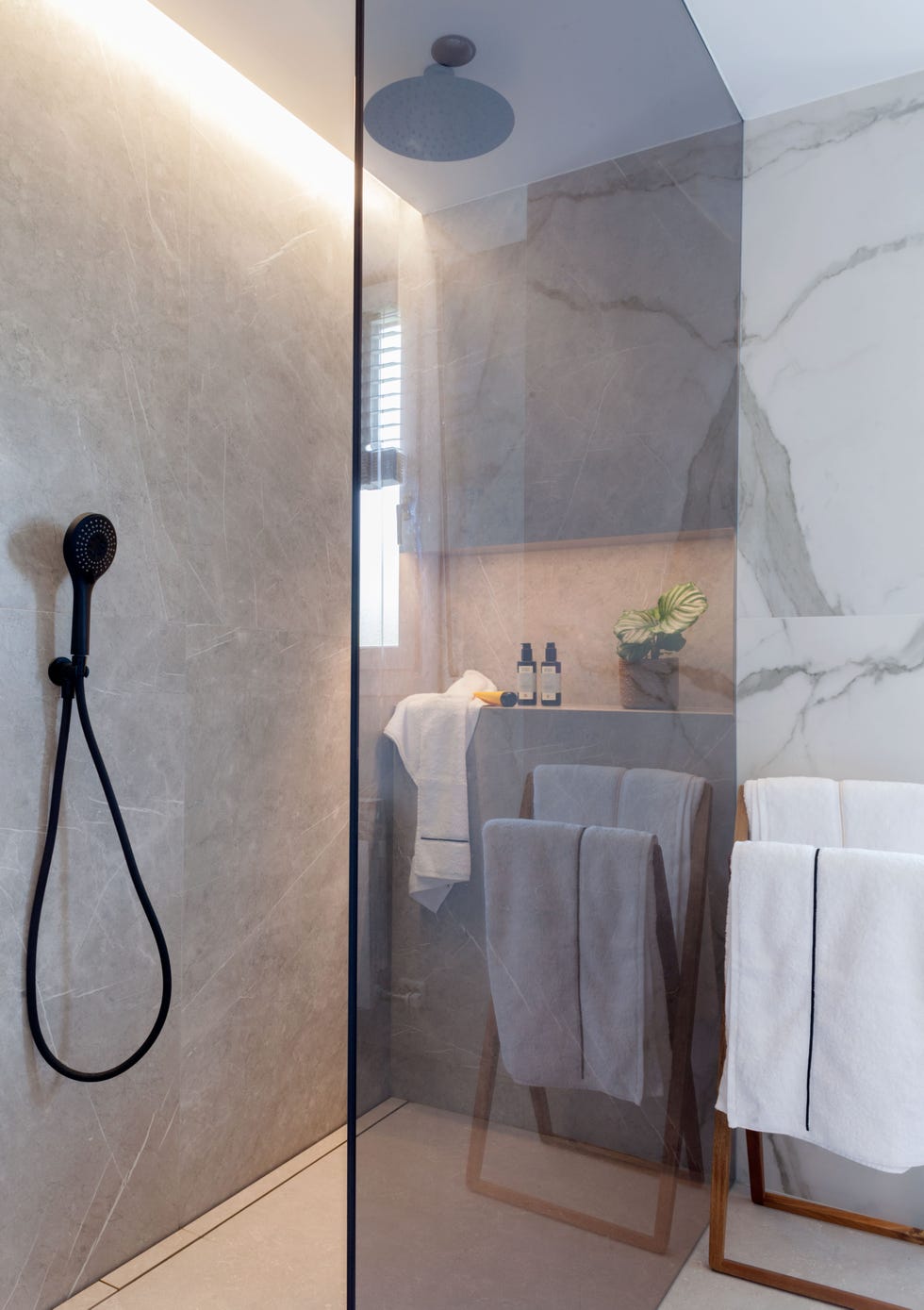 baño con ducha a ras de suelo y paredes con porcelánico gris
