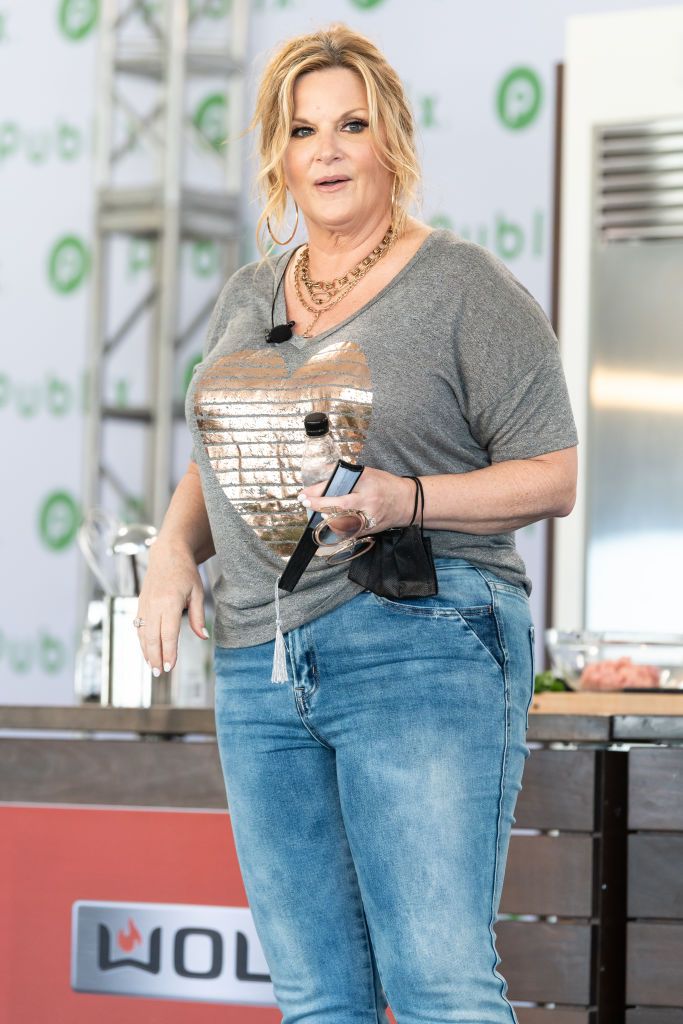 Trisha Yearwood Performs A Cooking Demo Onstage At The News Photo 1681250053 