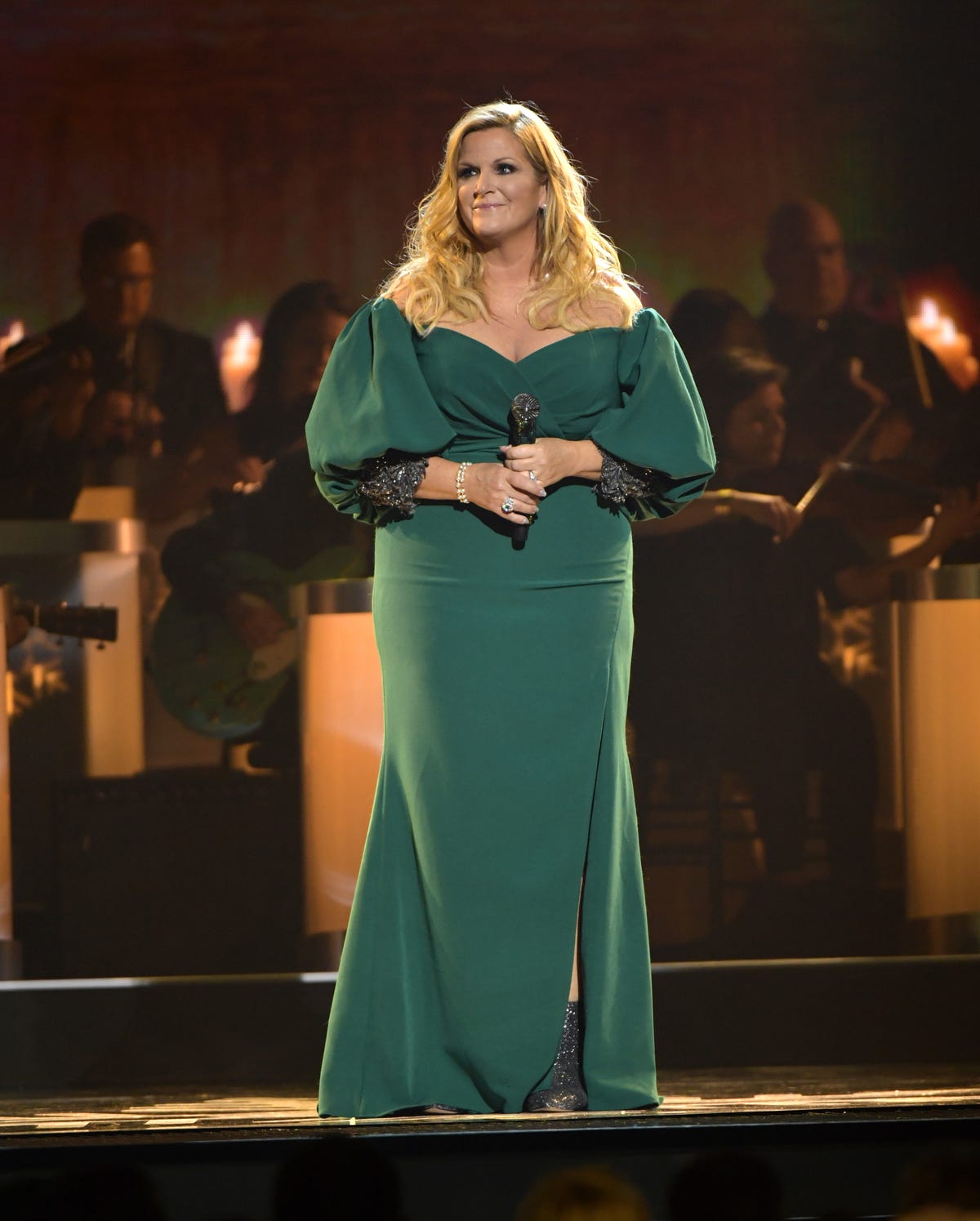 Trisha Yearwood Stuns in Tight Leather Pants During a Rare Onstage  Performance