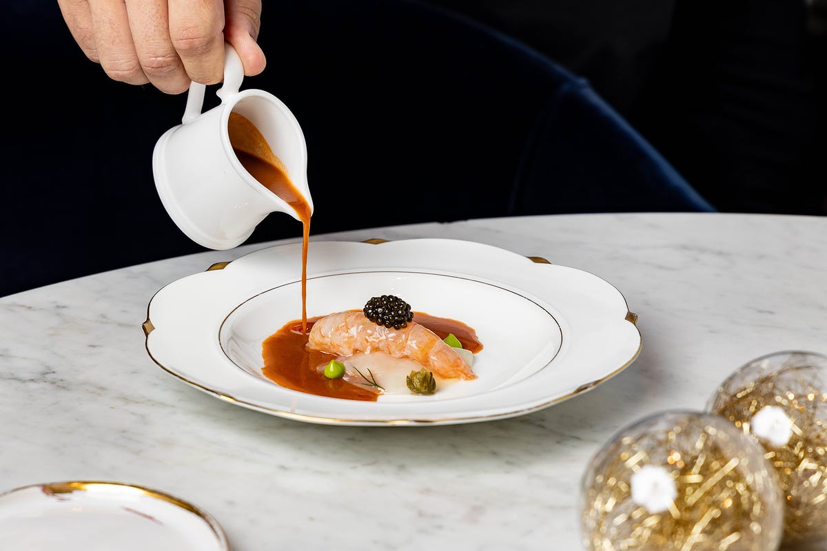 Así es la espectacular cena de Nochevieja diseñada por uno de los chefs 3 estrellas Michelin más famosos en un hotel icónico del centro de Madrid