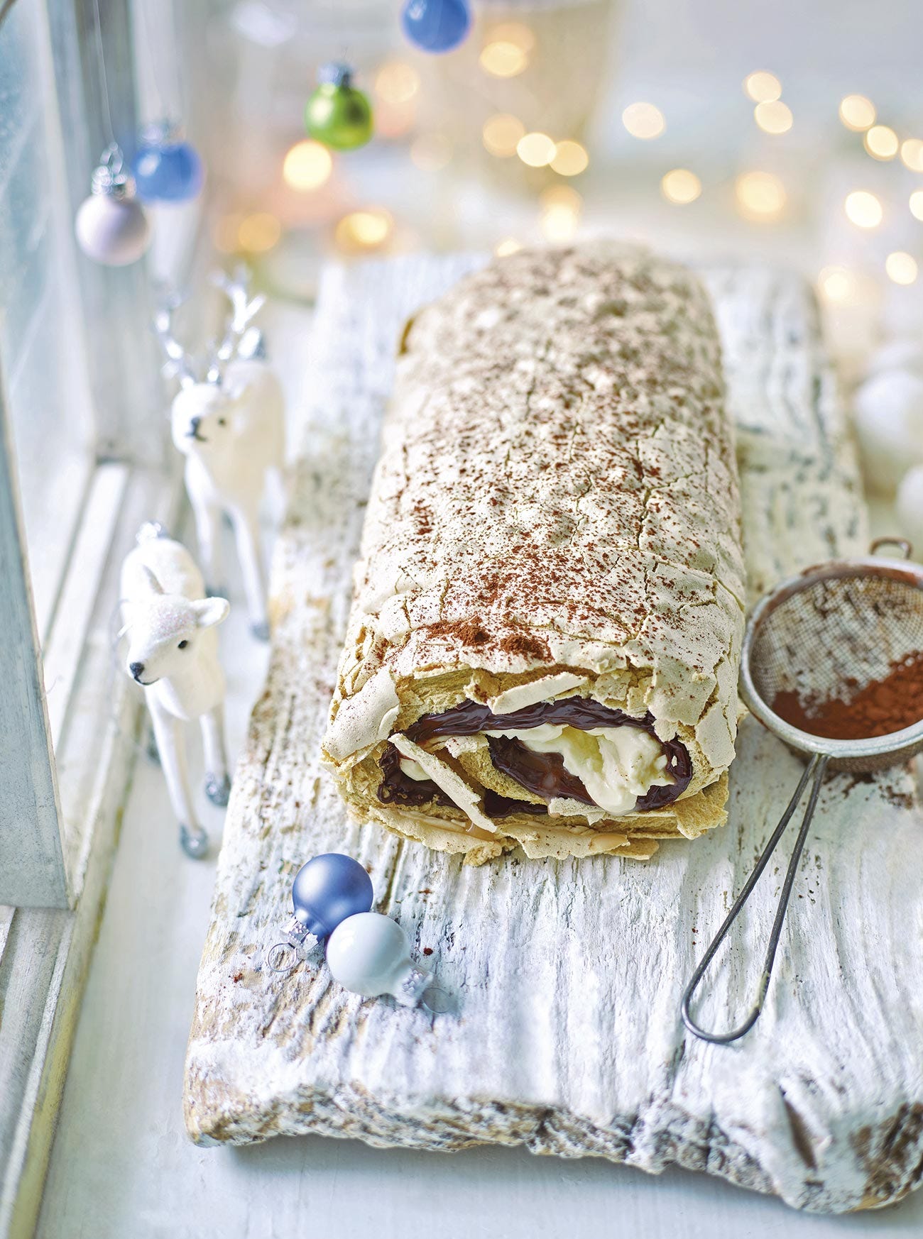 tronco de navidad de merengue y tiramisú