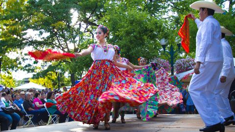 Santa Fe, NM: Troupe Performs Mexican Folk Dance on Plaza