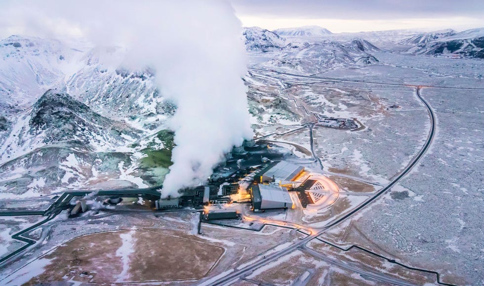 In een centrale voor directe luchtafvang in Hellisheidi op IJsland wordt de afgevangen CO2 vermengd met water en dan tot diep onder de grond gepompt waar het gas tot steen mineraliseert