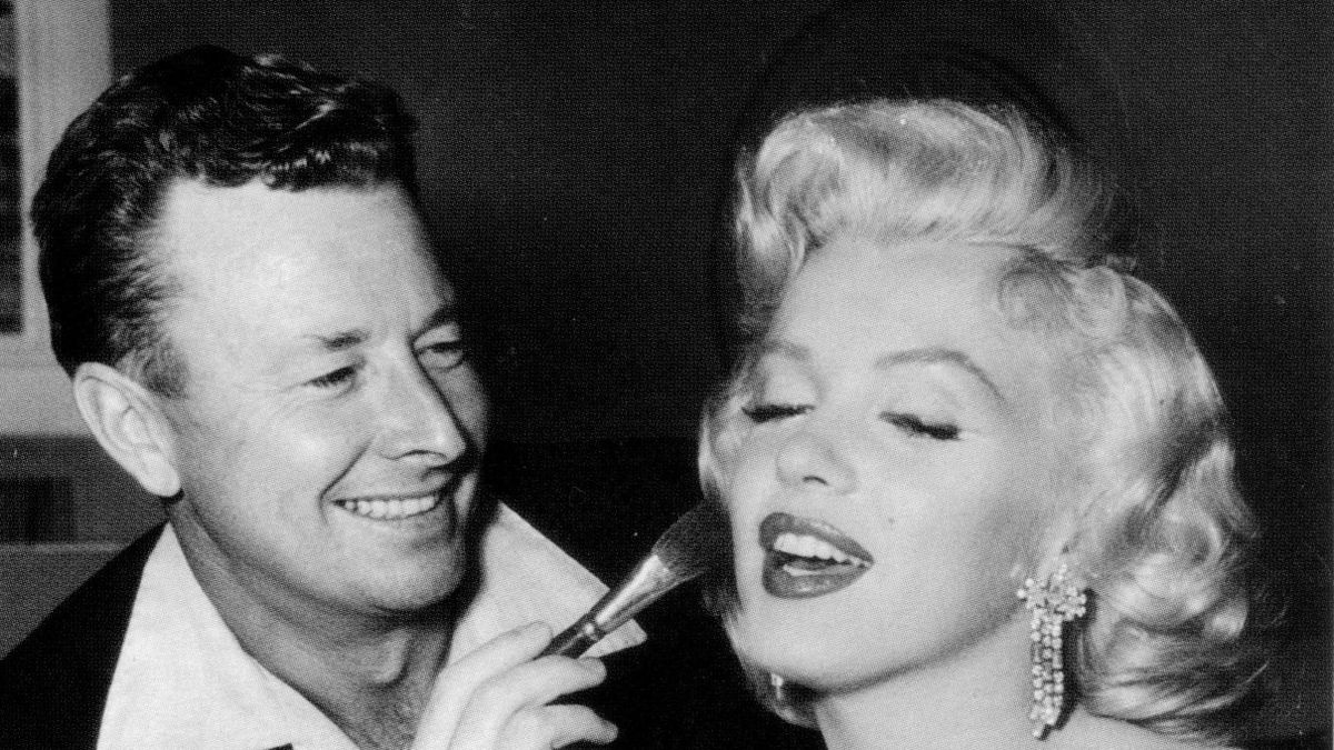 preview for La regina Elisabetta e Marilyn Monroe, lo storico incontro fra due icone pop