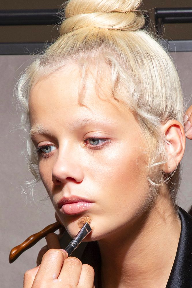 Il trucco della primavera estate 2019 tra bronz, fard e terra è sun-kissed  e di tendenza