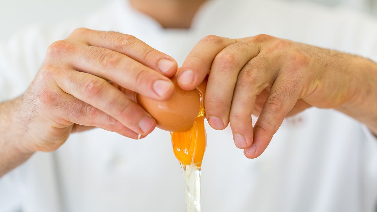 chef cascando un huevo