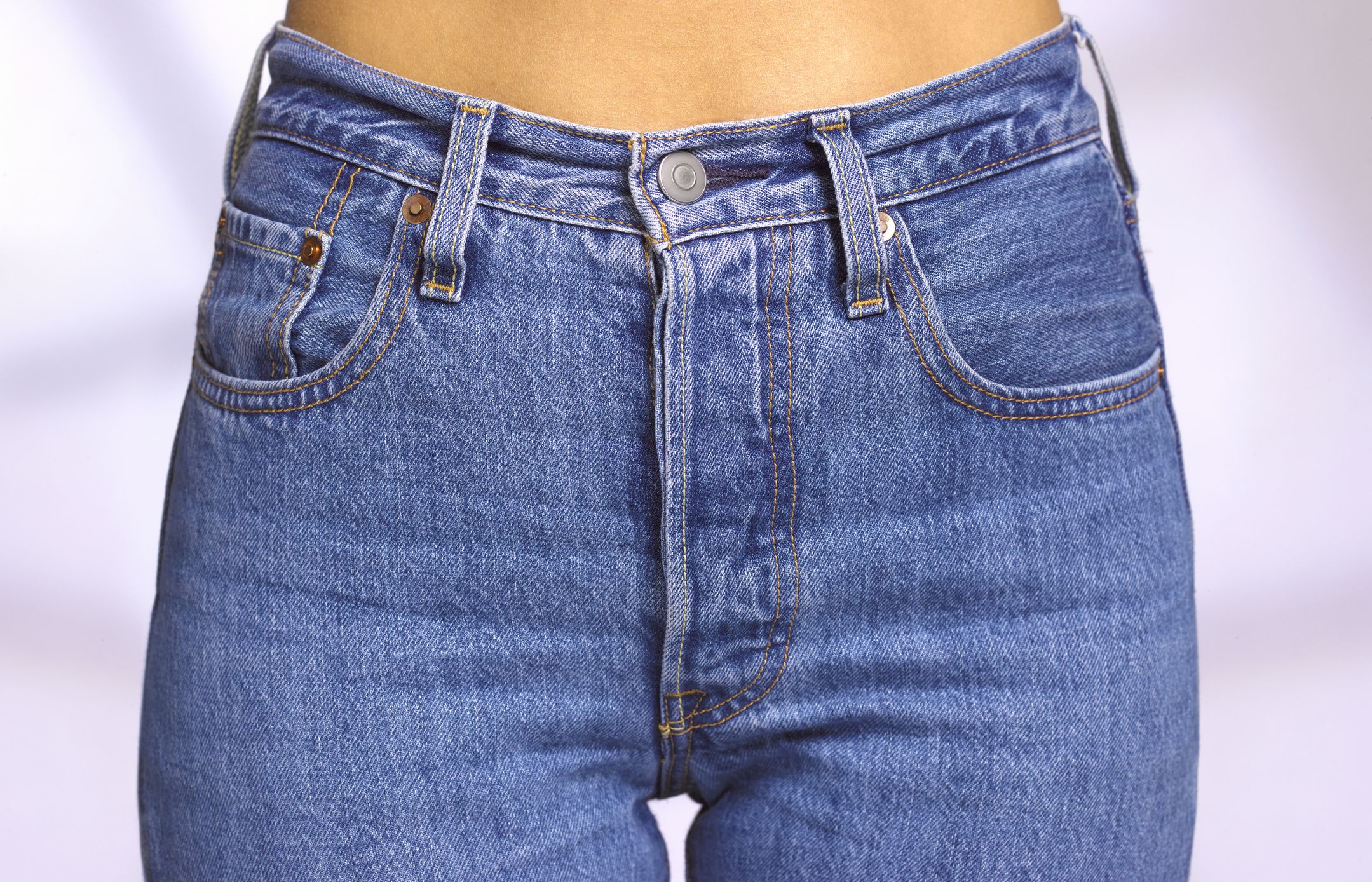 El truco para colgar tus pantalones en perchas y que ocupen menos