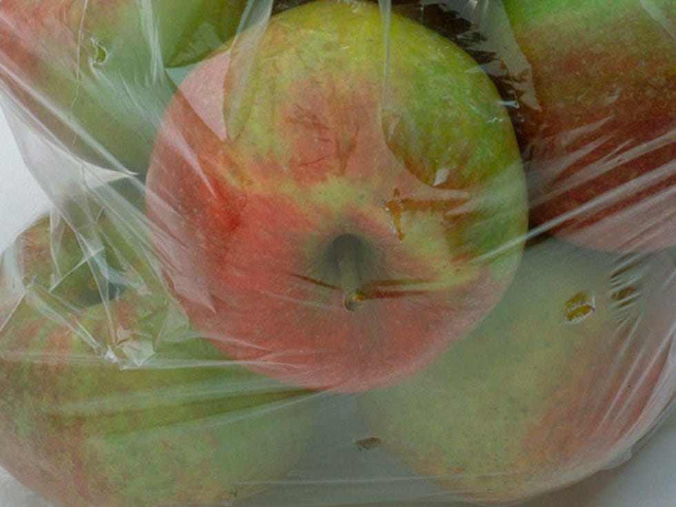 guarda las manzanas en una bolsa