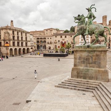 estatua de pizarro y plaza mayor de trujillo, cáceres, españa