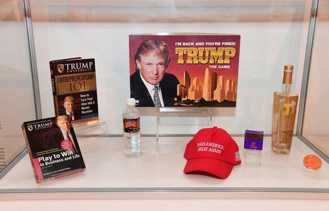 In de museumcollectie zijn veel Donald Trumpproducten opgenomen waaronder boeken mineraalwater drank en de enige versie van het spel Monopolie waarin je daadwerkelijk ontslagen kunt worden