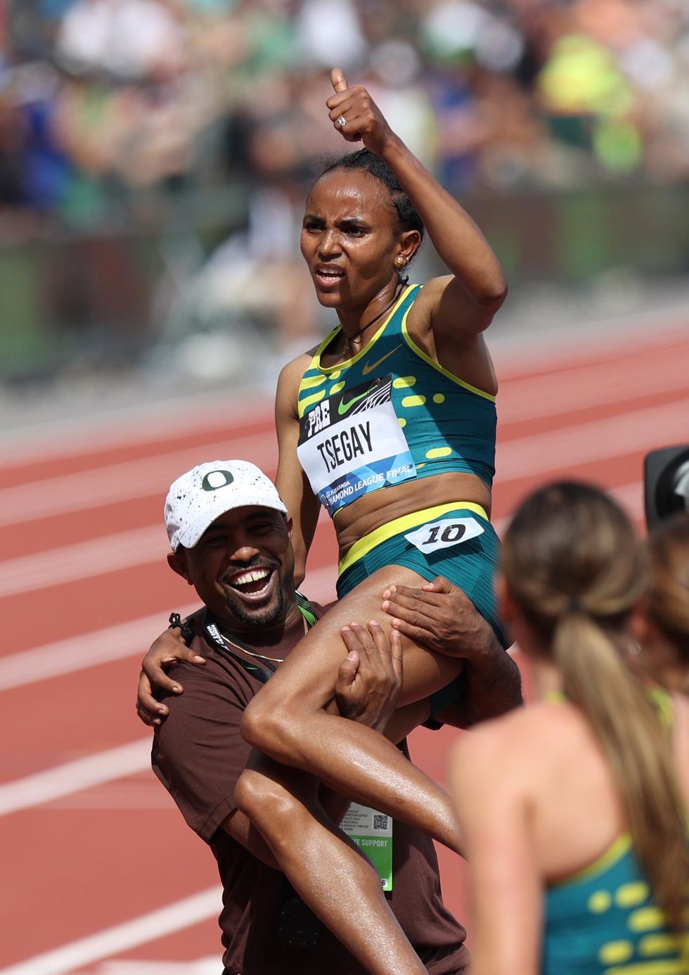 gudaf tsegay celebra su récord del mundo de 5000 metros