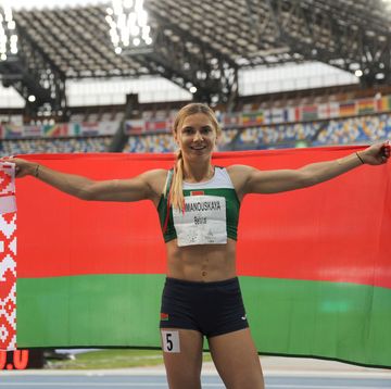 krystsina tsimanouskaya celebra su oro en la universiada en el año 2019 con la bandera de bielorrusia