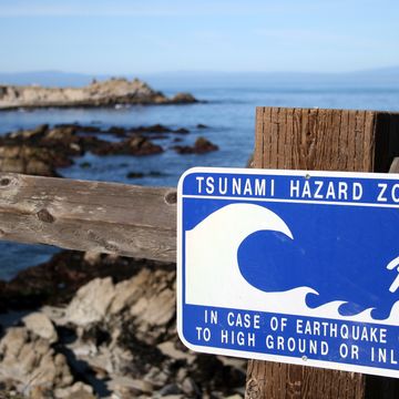 een waarschuwingsbord voor een tsunami