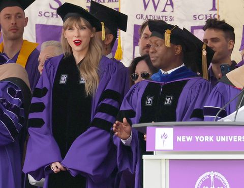 new york, new york 18th may taylor swift and jason king, president of the clive davis institute for recorded music arrive to deliver the 2022 new york university commencement address at yankee stadium on may 18, 2022 in new york city city ​​photo de dia dipasupilgetty images