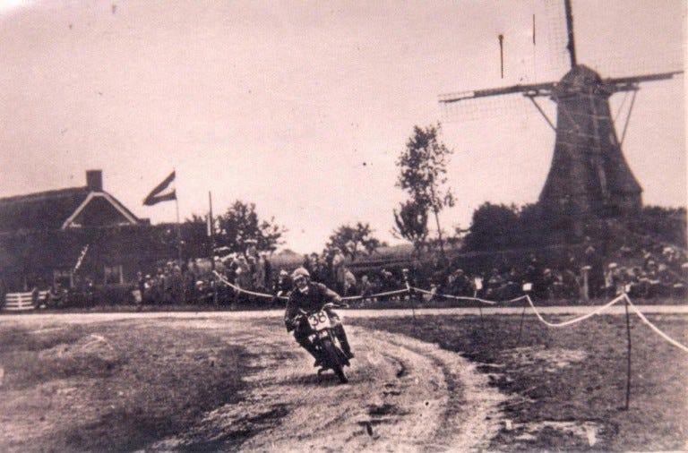 foto van de eerste tt 1925 bij de molen van rolde