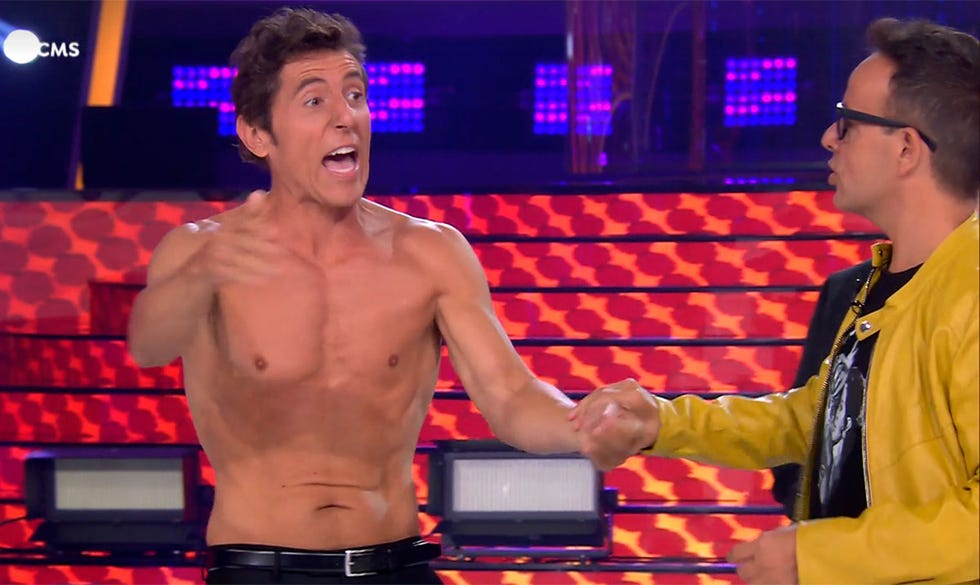 Manuel Fuentes enseña su torso en Tu cara me suena