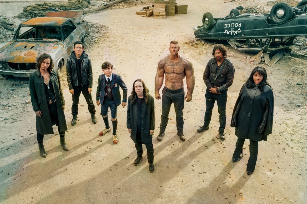 the umbrella academy l to r robert sheehan as klaus hargreeves, justin h min as ben hargreeves, aidan gallagher as number five, ellen page as vanya hargreeves, tom hopper as luther hargreeves, david castaÑeda as diego hargreeves and emmy raver lampman as allison hargreeves in episode 201 of the umbrella academy cr christos kalohoridisnetflix © 2020