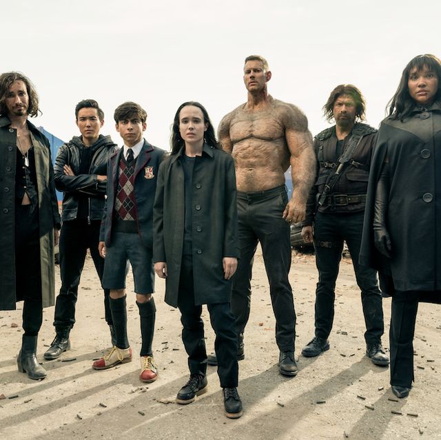 the umbrella academy l to r robert sheehan as klaus hargreeves, justin h min as ben hargreeves, aidan gallagher as number five, ellen page as vanya hargreeves, tom hopper as luther hargreeves, david castaÑeda as diego hargreeves and emmy raver lampman as allison hargreeves in episode 201 of the umbrella academy cr christos kalohoridisnetflix © 2020