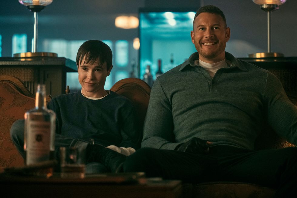 the umbrella academy l to r elliot page as viktor hargreeves, tom hopper as luther hargreeves in episode 308 of the umbrella academy cr christos kalohoridisnetflix © 2022