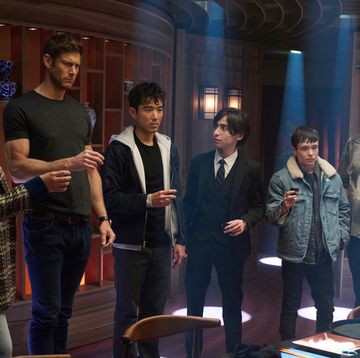 the umbrella academy l to r robert sheehan as klaus hargreeves, emmy raver lampman as allison hargreeves, tom hopper as luther hargreeves, justin h min as ben hargreeves, aidan gallagher as number five, elliot page as viktor hargreeves, david castañeda as diego hargreeves, ritu arya as lila pitts in episode 401 of the umbrella academy