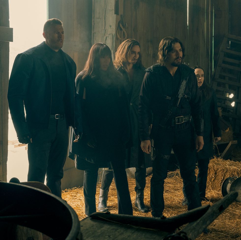 the umbrella academy l to r tom hopper as luther hargreeves, emmy raver lampman as allison hargreeves, robert sheehan as klaus hargreeves, david castaÑeda as diego hargreeves and ellen page as vanya hargreeves in the umbrella academy cr christos kalohoridisnetflix © 2020