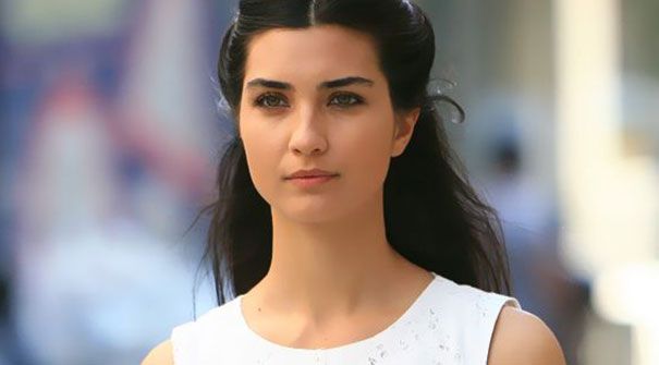 Tuba Büyüküstün celebra el Día del Niño en Turquía con sus hijas