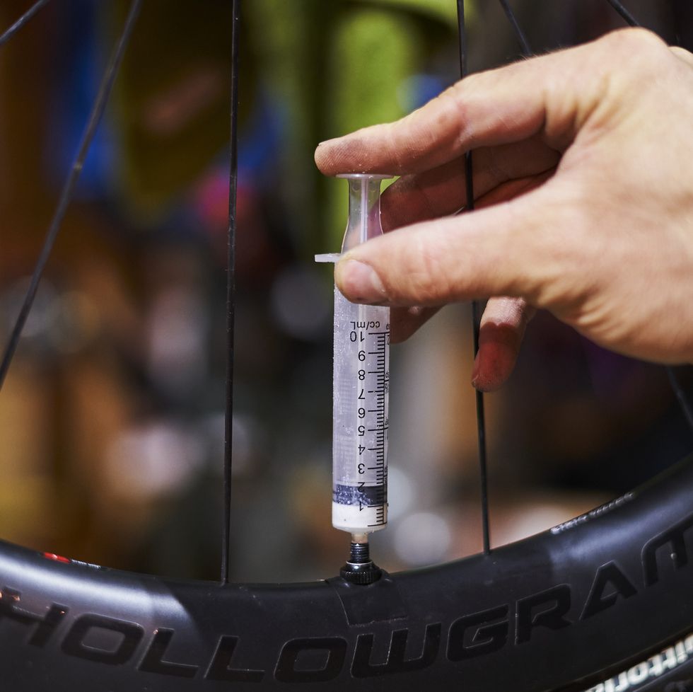 10 EASY TIPS TO IMPROVE YOUR TUBELESS TIRE EXPERIENCE - Road Bike