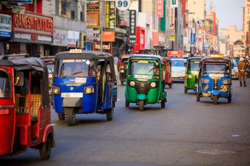 tuktuks in de straten van colombo, sri lanka