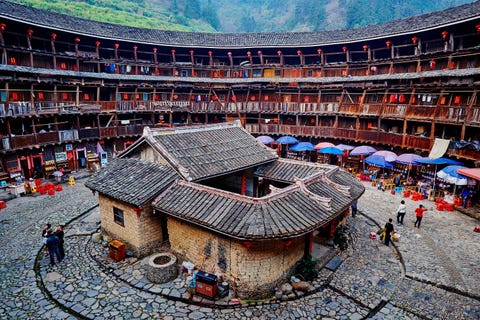 Het zuidoosten van China telt ruim veertig tulous  ronde wooncirkels of aardhuizen  die te midden van rijst thee en tabaksvelden staan