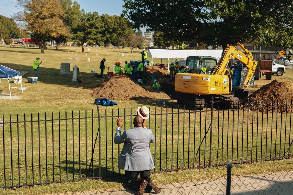 Dominee Robert Turner bidt voor opgravingen op het Oaklawn Cemetery in Oklahoma waar wetenschappers naar slachtoffers van het racistische bloedbad van Tulsa in 1921 hebben gezocht De lichamen zijn nog niet gedentificeerdUitIn de lopende speurtocht naar slachtoffers van het racistische bloedbad van Tulsa zijn doodskisten opgegraven