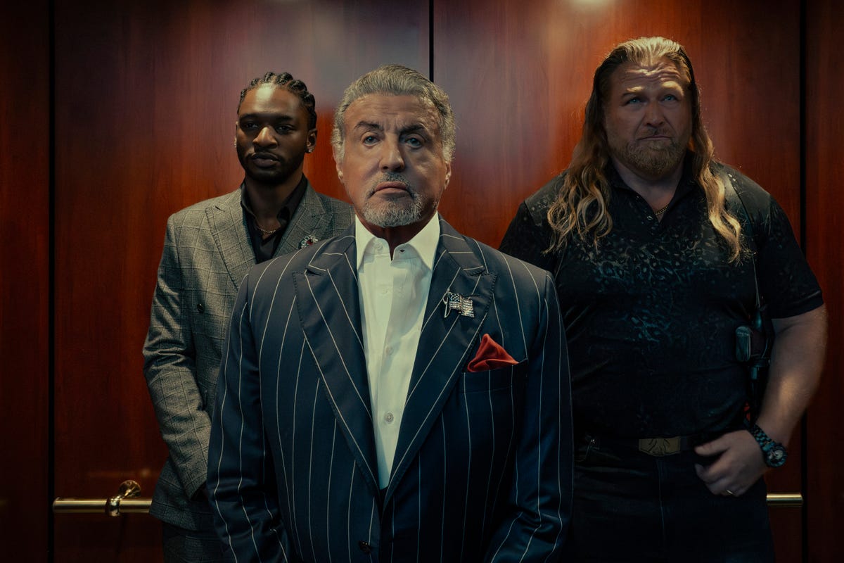 Jay Will als Tyson, Sylvester Stallone als Dwight Manfredi en Mike Walden als Bigfoot in de originele paramount+ serie Tulsa King. Foto: Brian Douglas/paramount+. ©2025 viacom international inc. Alle rechten voorbehouden.