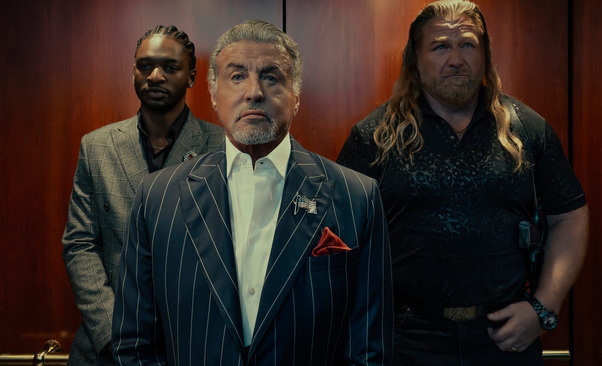 jay will como tyson, sylvester stallone como dwight manfredi y mike walden como bigfoot en la serie original de paramount+ tulsa king. crédito de la foto: brian douglas/paramount+. ©2025 viacom international inc. todos los derechos reservados.