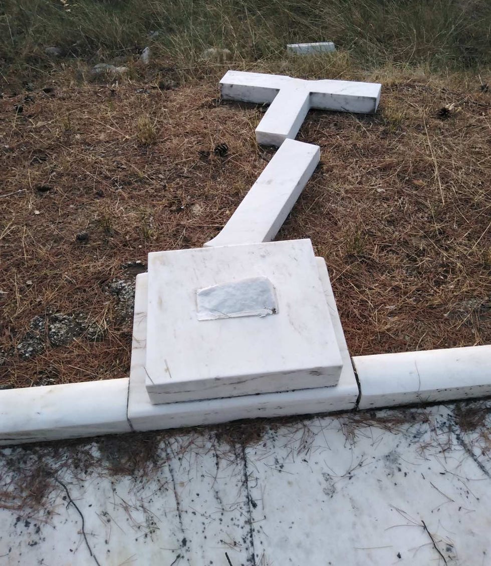 tumba de los padres de la reina sofia en el cementerio griego de tatoi fue dañada por unos vándalos