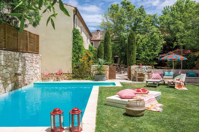 Piscina con tumbonas y sombrilla