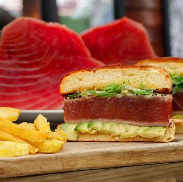 hamburguesa tuna turner burger, un homenaje a tina turner creado por el restaurante la misión de madrid