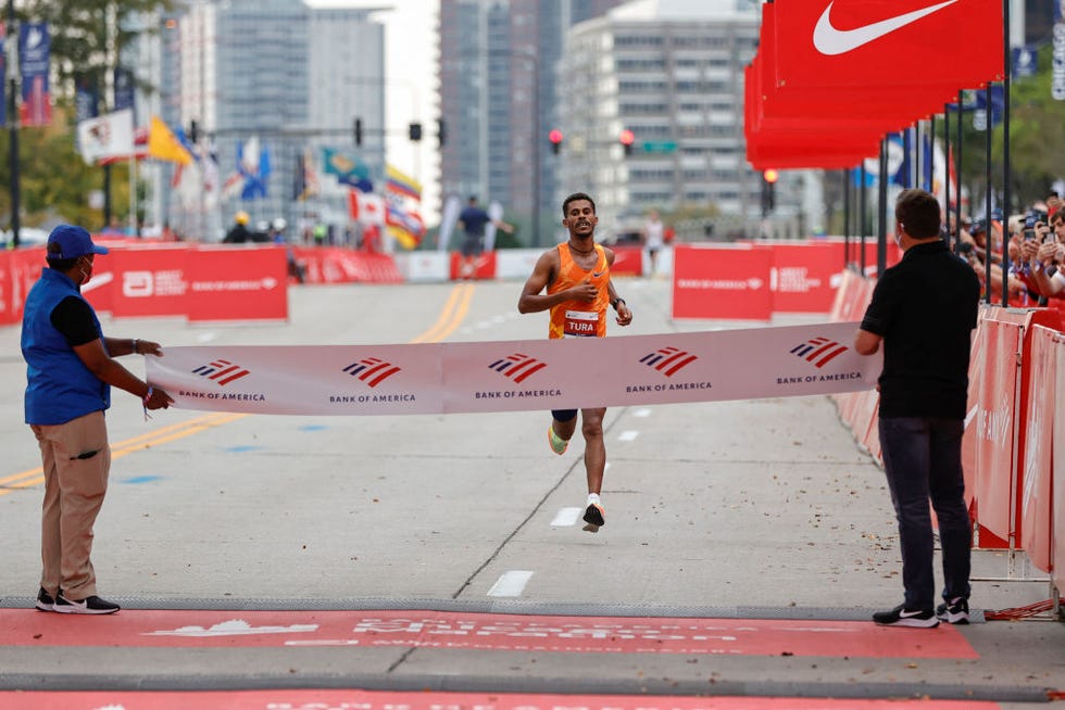 seifu tura cruza la meta en primer lugar en el maratón de chicago 2021