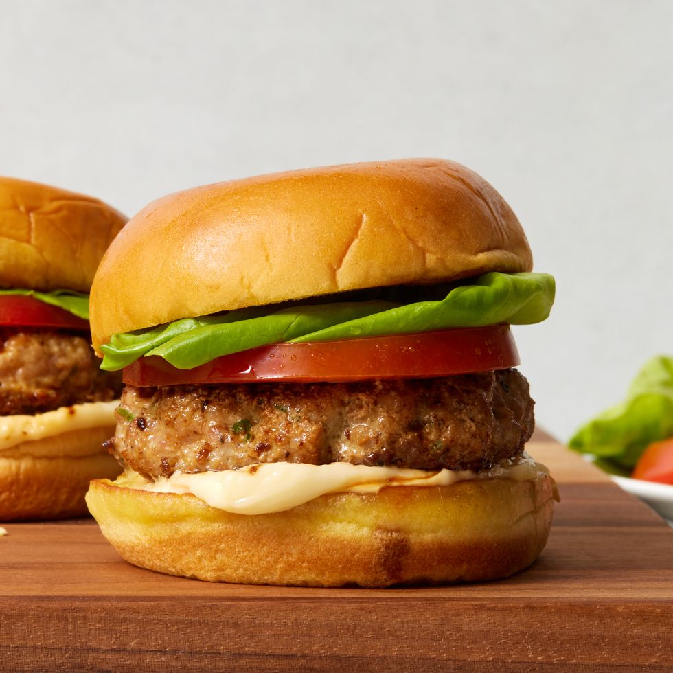 turkey burger with lettuce and tomato