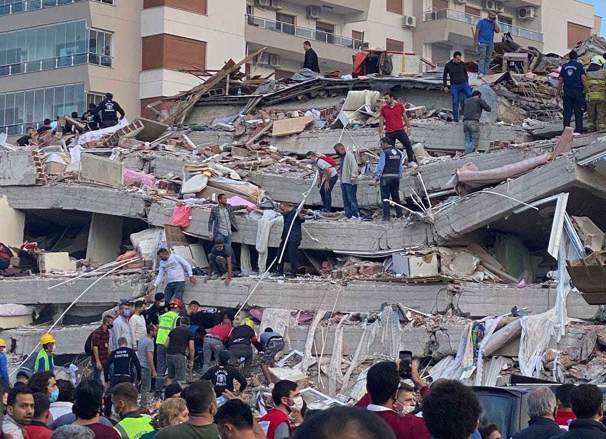 Reddingswerkers en inwoners zoeken op 30 oktober 2020 naar slachtoffers onder het puin van een ingestort gebouw in Izmir in Turkije Op die dag vond een zware aardbeving plaats in de Egesche Zee tussen de Turkse kust en het Griekse eiland Samos