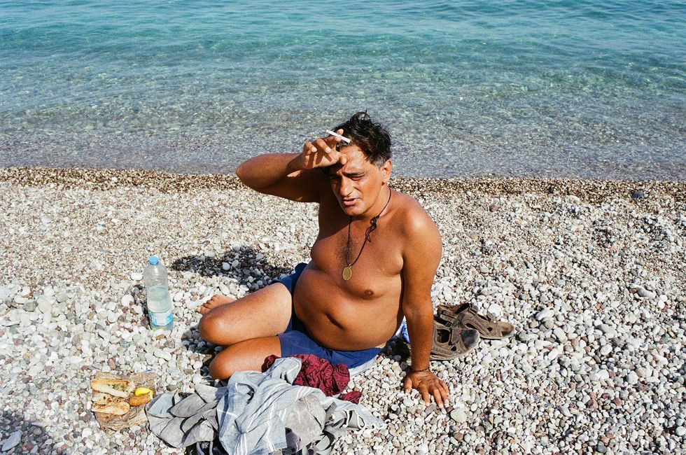 Wie meer over Turkije te weten wil komen kan ik het verhaal over mijn halsmedaillon vertellen zegt een bezoeker op het strand van Olympos