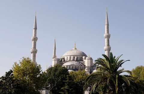 Een van de meest populaire toeristische bestemmingen in Istanbul is de Sultan Ahmet Moskee ook bekend als de Blauwe Moskee De moskee werd gebouwd in de 17e eeuw