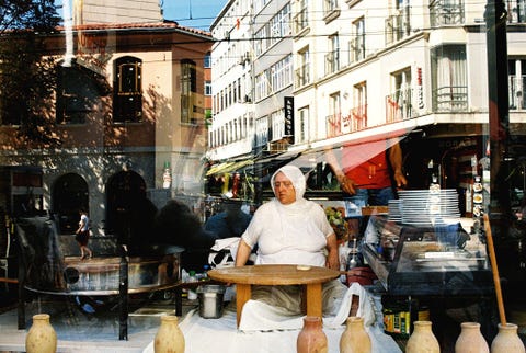 In het hart van zinderend Istanbul laat een vrouw zien hoe zij pita brood maakt op traditionele wijze