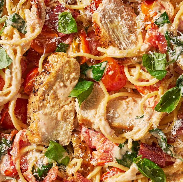 angel hair pasta with sliced chicken, tomatoes and basil