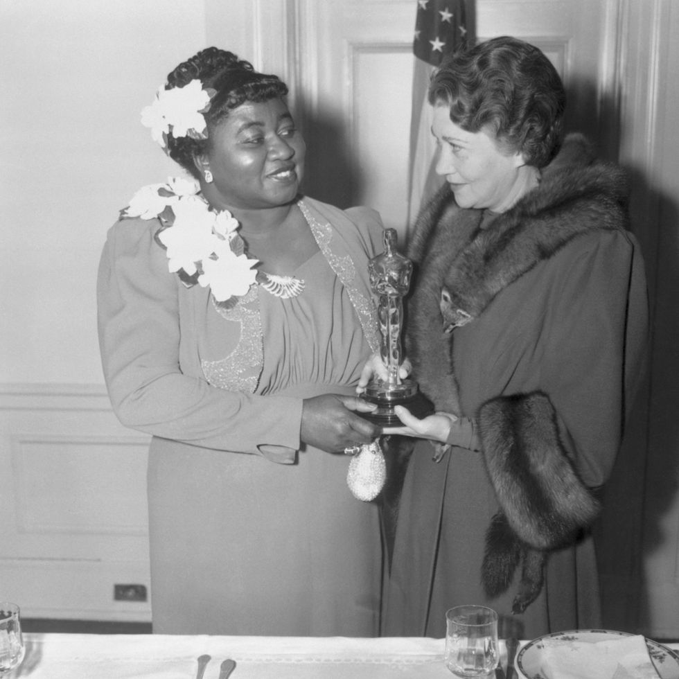 vintage oscars photos, hattie mcdaniel, left, gets academy award
