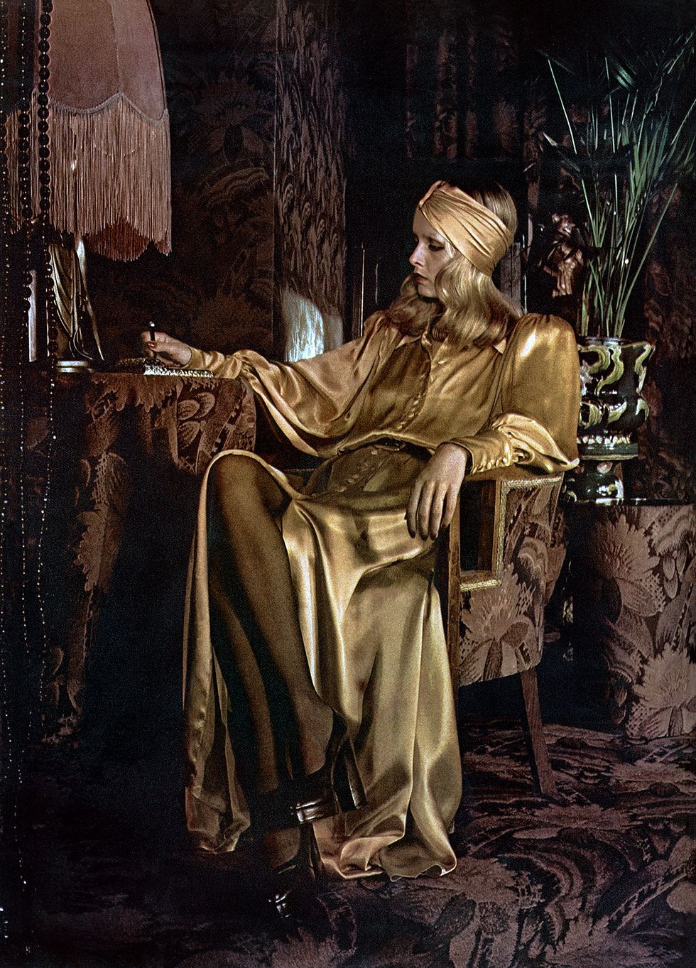 twiggy in the biba fashion store for an article about the designer barbara hulanicki in british vogue, december 1973