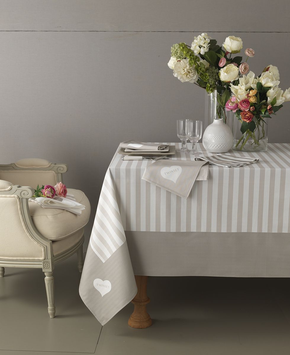 Tablecloth, White, Textile, Table, Floor, Furniture, Room, Linens, Home accessories, Flower, 