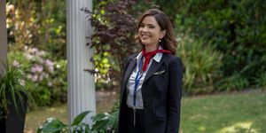 the woman in the house across the street from the girl in the window shelley hennig as lisa in episode 102 of the woman in the house across the street from the girl in the window cr colleen e hayesnetflix © 2021