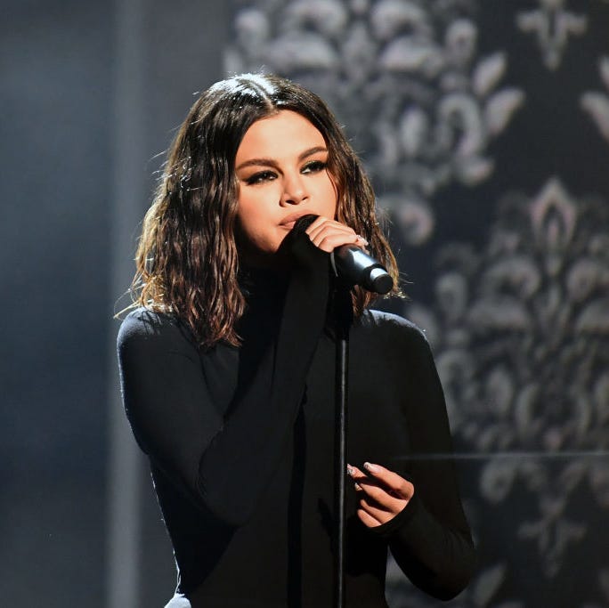 Twitter is calling Selena Gomez out for singing off key at the AMAs