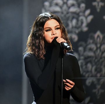 Twitter is calling Selena Gomez out for singing off key at the AMAs