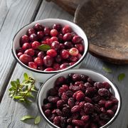 two bowls of dried and fresh cranberries, health benefits of cranberries