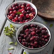 two bowls of dried and fresh cranberries, health benefits of cranberries